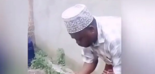 Video : Ngakak, Ketahuan Minum Saat Puasa Pria Ini Pura-Pura Wudhu
