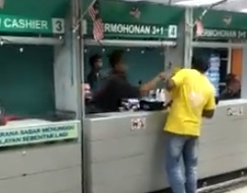 Video Viral : Kasar, Petugas Imigrasi Memukul Kepala Orang Asing