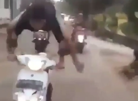 Video : Perlihatkan Aksinya Diatas Motor, Anak Ini Malah Nyungsep