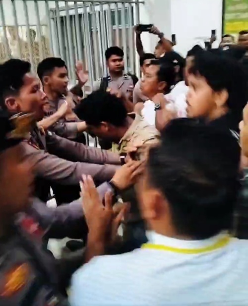 Empat Polisi Duduk di Kursi Terdakwa, Sidang Kasus Kematian Natanael Diwarnai Kericuhan