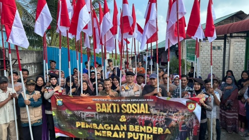 Sambut HUT ke-81 RI, Ditsamapta Polda Kepri Bagikan 100 Sembako dan Bendera Merah Putih