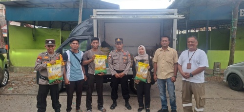 Polisi dan Bulog Gelar Pasar Murah, Minyak Kita 960 Liter Ludes Diserbu Warga