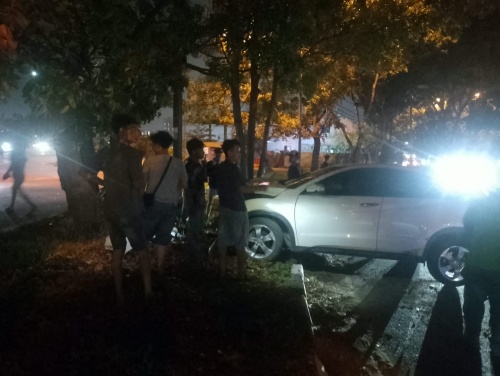 Hilang Kendali, Honda H-RV Hantam Trotoar dan Pohon di Tanjung Uma Batam