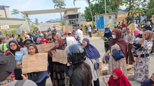 Krisis Air Bersih Memuncak, Emak-Emak Bakau Serip Lumpuhkan Jalan ke NDP
