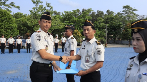 Lapas Batam Gelar Apel Pagi  Dirangkaikan dengan Kenaikan Pangkat dan Penghargaan Pegawai Terbaik