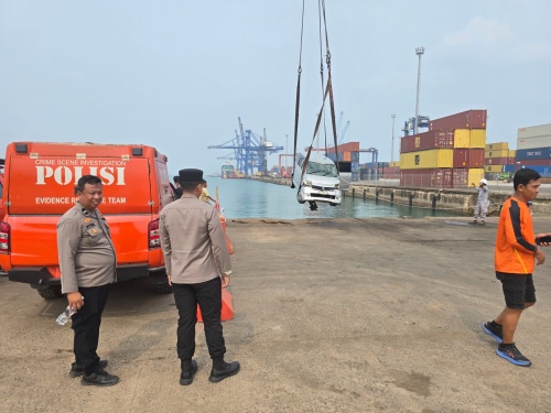 Mobil Terjun ke Laut di Pelabuhan Batu Ampar, Sopir Tewas
