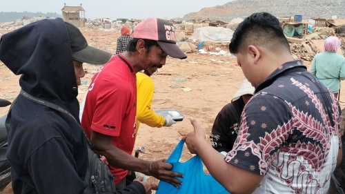 Polisi dan Wartawan Turun ke TPA Punggur, 1.200 Nasi Kotak Dibagikan