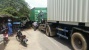 Hindari Sepeda Motor, Truk Kontainer Nyungsep di Seraya