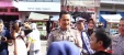 Video : Gak Pake Helm, Polisi Malah Ngopi Bareng Pelanggar dan Kasih Helm Gratis