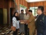 Bupati Lingga, Melalui BPBD  Menyerahkan Bantuan Kepada Korban Puting Beliung Desa Mensanak