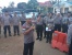 Antusias warga Tanjung Uma saat Polda Kepri berbagi kasih saat berbuka puasa bersama. 