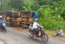 Tak sanggup kendalikan mobil, Truk bermuatan perlengkapan kapal terguling di jalan Mata Kucing