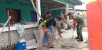 Serda Evi Putra Bersama Pemuda Kelurahan Kasu Memperbaiki Rumah Salah Satu Warga 