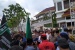 Wakil Walikota Batam Menemui Para Mahasiswa Di Depan Kantor Pemko Batam 