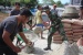 Peringati Hari Juang TNI-AD, Satgas Yonif RK 136/TS Salurkan Bantuan Pembangunan Masjid Di Tulehu
