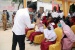 Bagikan Seragam Siswa SD, Rudi Ajak Masyarakat Jadikan Batam Zona Hijau Covid-19