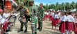 Belajar dan Bermain bersama anak-anak, TNI Bagikan perlengkapan Sekolah di Perbatasan Papua