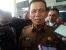 Ansar Serahkan Insentif RT/RW dan Posyandu serta Bantuan Transportasi Siswa