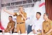 Jefridin Serahkan Bantuan CBP Periode November kepada Warga Tembesi