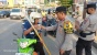 Ramadhan Berkah, Polsek Lubuk Baja Bagikan Takjil kepada Pengguna Jalan