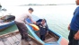 Iptu Adyanto Syofyan Berikan Life Jacket kepada Penambang Boat di Pelabuhan Rakyat Setokok