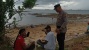 Antisipasi Lonjakan Wisatawan, Aipda Erik Berikan Pengamanan di Pantai Sekupang